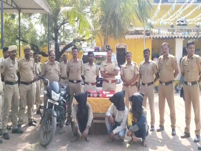 Thrilling! In the middle of the night, three people were chased and caught after beating and robbing the dhaba | थरारक! मध्यरात्री ढाब्यावर मारहाण करत रोकड लुटणाऱ्या तिघांना पाठलाग करून पकडले Thrilling! In the middle of the night, three people were chased and caught after beating and robbing the dhaba | थरारक! मध्यरात्री ढाब्यावर मारहाण करत रोकड लुटणाऱ्या तिघांना पाठलाग करून पकडले