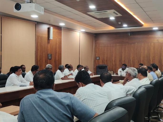 What will the MD of the sugar mills solve? Call the President; Officials of 'Swabhimani' refuse to talk | साखर कारखानदारांचे एमडी काय तोडगा काढणार? अध्यक्षांना बोलवा; 'स्वाभिमानी'च्या पदाधिकार्यांचा चर्चेस नकार What will the MD of the sugar mills solve? Call the President; Officials of 'Swabhimani' refuse to talk | साखर कारखानदारांचे एमडी काय तोडगा काढणार? अध्यक्षांना बोलवा; 'स्वाभिमानी'च्या पदाधिकार्यांचा चर्चेस नकार