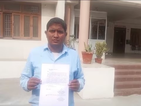 crores of rupees came into aslam account appealed for justice to aligarh | अरे देवा! अचानक बँक खात्यात आले कोट्यवधी रुपये पण...; न्यायासाठी 'तो' मागतोय दाद crores of rupees came into aslam account appealed for justice to aligarh | अरे देवा! अचानक बँक खात्यात आले कोट्यवधी रुपये पण...; न्यायासाठी 'तो' मागतोय दाद