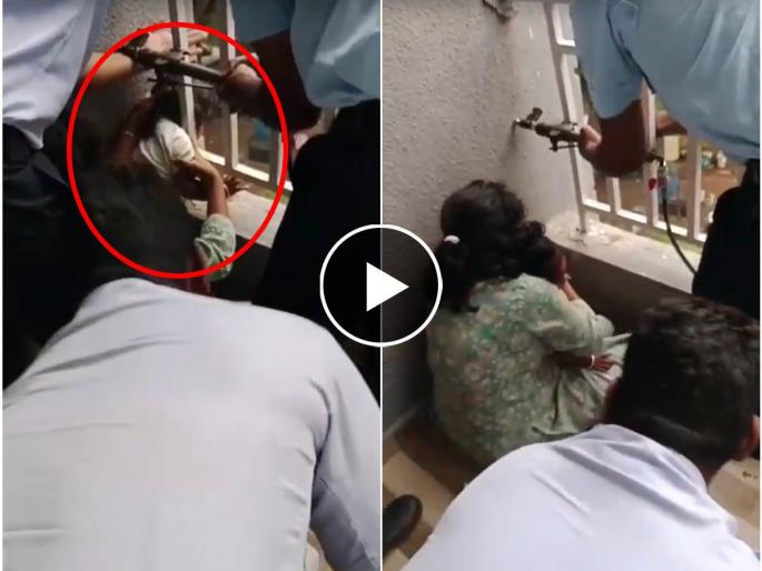 Firefighters turned out to be angels, safely rescued a one-year-old boy trapped in an iron net | अग्निशमन दलाचे जवान ठरले देवदूत, लोखंडी जाळीत अडकलेल्या एक वर्षाच्या मुलाची सुखरुप सुटका Firefighters turned out to be angels, safely rescued a one-year-old boy trapped in an iron net | अग्निशमन दलाचे जवान ठरले देवदूत, लोखंडी जाळीत अडकलेल्या एक वर्षाच्या मुलाची सुखरुप सुटका