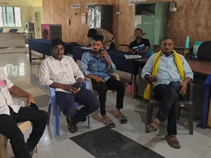 In the wake of the Chief Minister's visit, the Congress officials were detained by the police and warned to display black flags | मुख्यमंत्र्यांच्या दौऱ्याच्या पार्श्वभूमीवर काँग्रेसचे पदाधिकारी पोलिसांच्या ताब्यात, काळे झेंडे दाखविण्याचा दिला होता इशारा In the wake of the Chief Minister's visit, the Congress officials were detained by the police and warned to display black flags | मुख्यमंत्र्यांच्या दौऱ्याच्या पार्श्वभूमीवर काँग्रेसचे पदाधिकारी पोलिसांच्या ताब्यात, काळे झेंडे दाखविण्याचा दिला होता इशारा