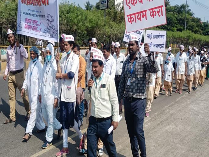Protest march by NHM contract workers at district office of Latur | एनएचएमच्या कंत्राटी कर्मचाऱ्यांचा लातूरच्या जिल्हा कचेरीवर आक्रोश मोर्चा Protest march by NHM contract workers at district office of Latur | एनएचएमच्या कंत्राटी कर्मचाऱ्यांचा लातूरच्या जिल्हा कचेरीवर आक्रोश मोर्चा