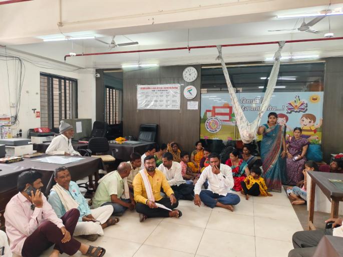 Teachers along with children approached Parabhani Zilla Parishad for salary | संस्थेने १० वर्षांपासून वेतन थकवले; लेकराबाळांसह शिक्षकांनी जिल्हा परिषद कार्यालय गाठले Teachers along with children approached Parabhani Zilla Parishad for salary | संस्थेने १० वर्षांपासून वेतन थकवले; लेकराबाळांसह शिक्षकांनी जिल्हा परिषद कार्यालय गाठले