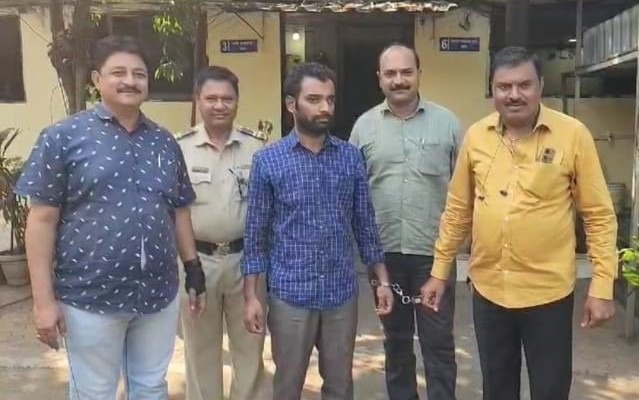 Out of one-sided love, the young man chased the young woman's sister, snatched the mobile phone and ran away | एकतर्फी प्रेमातून तरुणाने केला तरुणीच्या बहिणीचा पाठलाग, मोबाईल हिसकावून काढला पळ