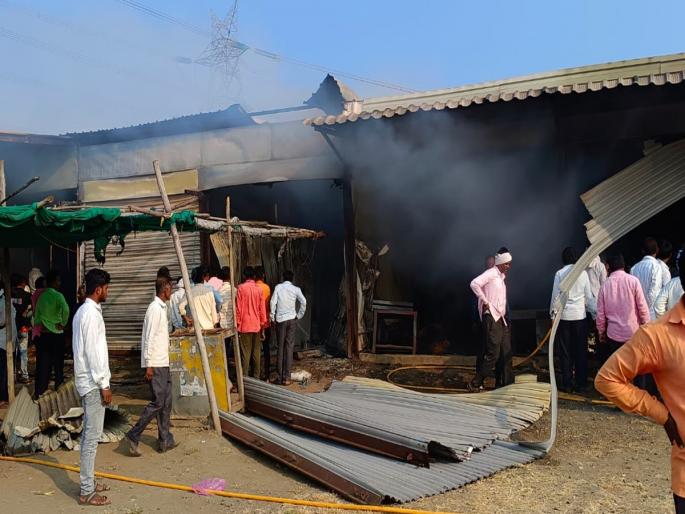 Fire to four shops on Khandegaon Pati; Soybeans, cotton are burnt | खांडेगाव पाटीवरील चार दुकानांना आग; सोयाबीन, कापूस जळून खाक Fire to four shops on Khandegaon Pati; Soybeans, cotton are burnt | खांडेगाव पाटीवरील चार दुकानांना आग; सोयाबीन, कापूस जळून खाक