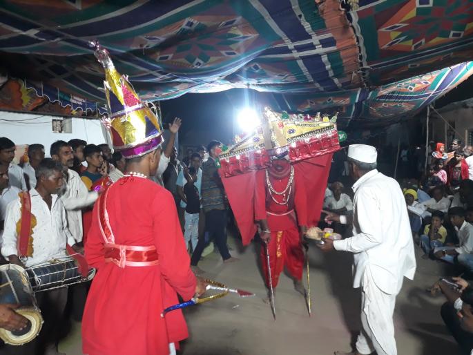 Baras performed Ramayana at Vadgaon, a tradition of hundreds of years | वडगाव येथे बारसला साकारले रामायण, शेकडो वर्षांपासूनची परंपरा Baras performed Ramayana at Vadgaon, a tradition of hundreds of years | वडगाव येथे बारसला साकारले रामायण, शेकडो वर्षांपासूनची परंपरा