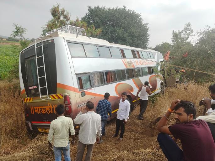 A private bus overturned into a ditch after being hit by a truck; The lives of 40 passengers were saved by luck! | ट्रकने हुल दिल्याने खाजगी बस खड्ड्यात कोसळली; नशीब बलवत्तर म्हणून वाचले ४० प्रवाशांचे प्राण! A private bus overturned into a ditch after being hit by a truck; The lives of 40 passengers were saved by luck! | ट्रकने हुल दिल्याने खाजगी बस खड्ड्यात कोसळली; नशीब बलवत्तर म्हणून वाचले ४० प्रवाशांचे प्राण!