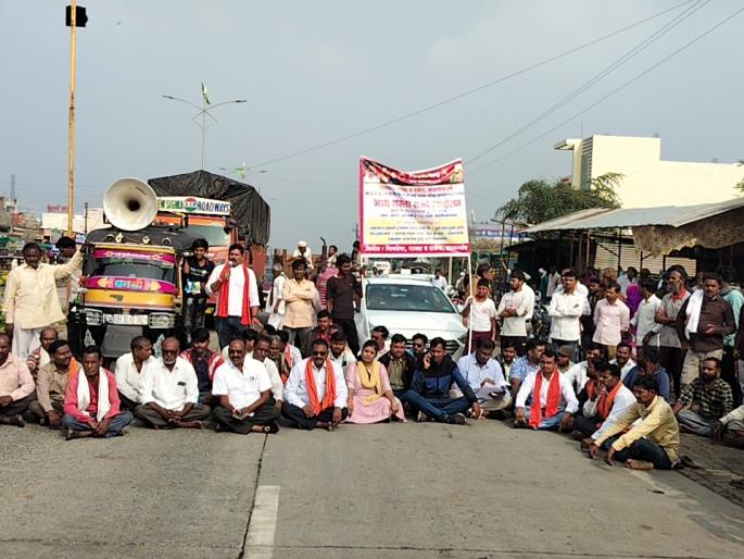 Irregular power supply; Stop the path of Shiv Sena in Kamargaon | वीजपुरवठा अनियमित; कामरगावात शिवसेनेचा रास्ता रोको Irregular power supply; Stop the path of Shiv Sena in Kamargaon | वीजपुरवठा अनियमित; कामरगावात शिवसेनेचा रास्ता रोको