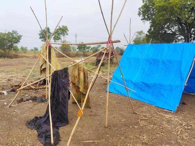unseasonal rains Water in the huts of sugarcane labours; Flour and salt were also washed away | अवकाळीने उडाली तारांबळ, उसतोड मंजुरांच्या झोपडीत पाणी; पीठ, मीठही गेले वाहून unseasonal rains Water in the huts of sugarcane labours; Flour and salt were also washed away | अवकाळीने उडाली तारांबळ, उसतोड मंजुरांच्या झोपडीत पाणी; पीठ, मीठही गेले वाहून