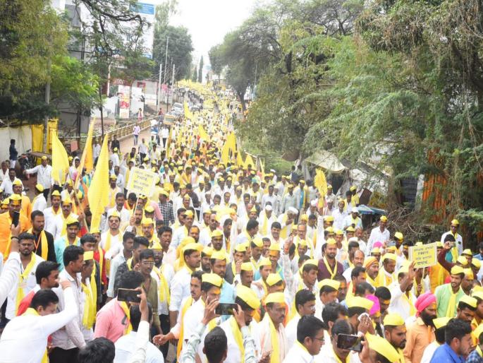 Yellow storm hit Dharashiv District Kacheri for Dhangar reservation | मेंढरं, धनगरी ढाेल अन् भंडाऱ्याची उधळण; धाराशिव जिल्हा कचेरीवर धडकलं पिवळं वादळ Yellow storm hit Dharashiv District Kacheri for Dhangar reservation | मेंढरं, धनगरी ढाेल अन् भंडाऱ्याची उधळण; धाराशिव जिल्हा कचेरीवर धडकलं पिवळं वादळ