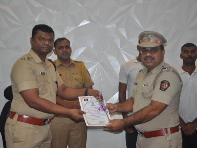 Murder, forcible theft solved within 24 hours, police citation, felicitated by SP | खून, जबरी चोरीची उकल २४ तासात, पोलिसांना प्रशस्तीपत्र, एसपींच्या हस्ते सत्कार Murder, forcible theft solved within 24 hours, police citation, felicitated by SP | खून, जबरी चोरीची उकल २४ तासात, पोलिसांना प्रशस्तीपत्र, एसपींच्या हस्ते सत्कार