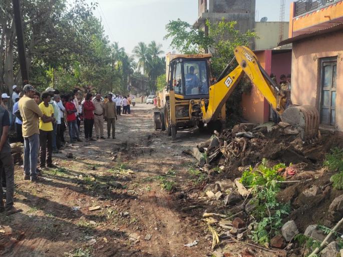 After 30 years Bhada-Ausa road breathed a sigh of relief; A 60-foot path is open | ३० वर्षांनंतर भादा-औसा रस्त्याने घेतला मोकळा श्वास; ६० फुटांचा मार्ग खुला After 30 years Bhada-Ausa road breathed a sigh of relief; A 60-foot path is open | ३० वर्षांनंतर भादा-औसा रस्त्याने घेतला मोकळा श्वास; ६० फुटांचा मार्ग खुला