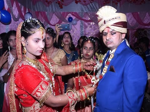 bhagalpur ajiboagrib shadi bride escaped with boyfriend before wedding | अरेरे! नवरदेव मंडपात वाट पाहत राहिला अन् नवरी प्रियकरासह गेली पळून; झालं असं काही... bhagalpur ajiboagrib shadi bride escaped with boyfriend before wedding | अरेरे! नवरदेव मंडपात वाट पाहत राहिला अन् नवरी प्रियकरासह गेली पळून; झालं असं काही...