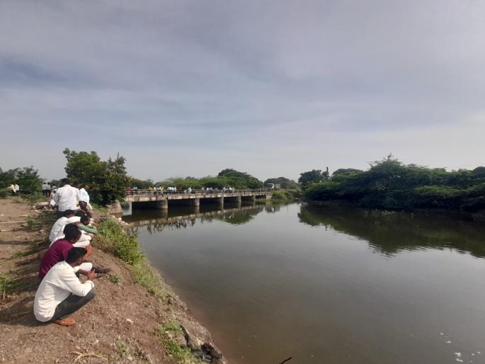 Even after 21 hours, the young man who fell in the river was not found! | २१ तास उलटून देखील नदीपात्रात पडलेल्या तरूणाचा शोध लागेना! 