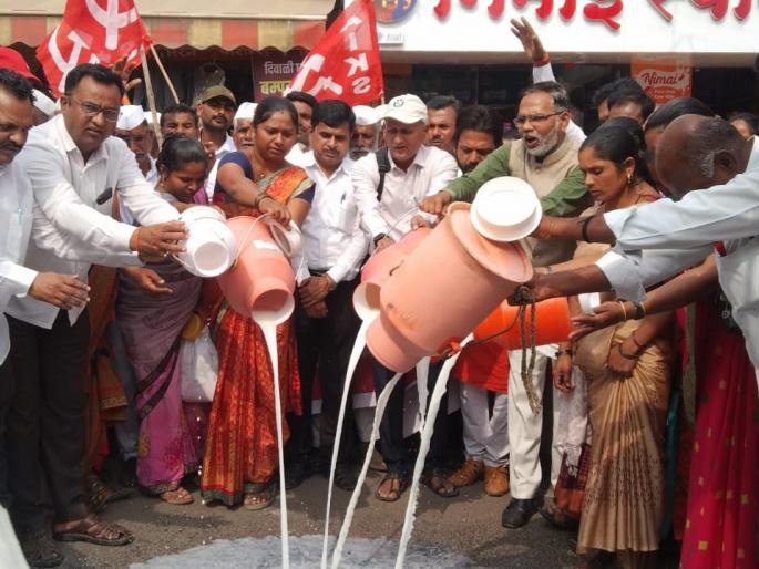 Protest against the BJP government by pouring milk on the streets, Akhil Bharatiya Kisan Sabha march in Sangamnerat | दूध रस्त्यावर ओतून भाजप सरकारचा निषेध, अखिल भारतीय किसान सभेचा संगमनेरात मोर्चा Protest against the BJP government by pouring milk on the streets, Akhil Bharatiya Kisan Sabha march in Sangamnerat | दूध रस्त्यावर ओतून भाजप सरकारचा निषेध, अखिल भारतीय किसान सभेचा संगमनेरात मोर्चा