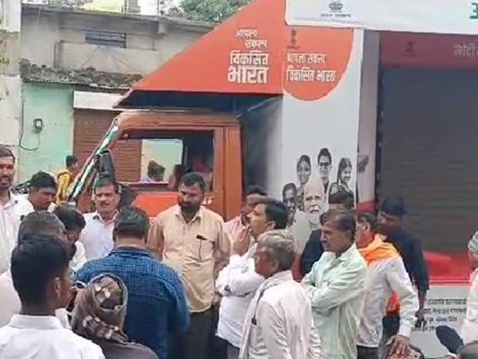 First the Maratha reservation, then the government program; Sankalp Yatra's ratha was sent back by Nidhona villagers | आधी मराठा आरक्षण, नंतर शासकीय कार्यक्रम; संकल्प यात्रेचा रथ निधोना ग्रामस्थांनी परत पाठवला First the Maratha reservation, then the government program; Sankalp Yatra's ratha was sent back by Nidhona villagers | आधी मराठा आरक्षण, नंतर शासकीय कार्यक्रम; संकल्प यात्रेचा रथ निधोना ग्रामस्थांनी परत पाठवला
