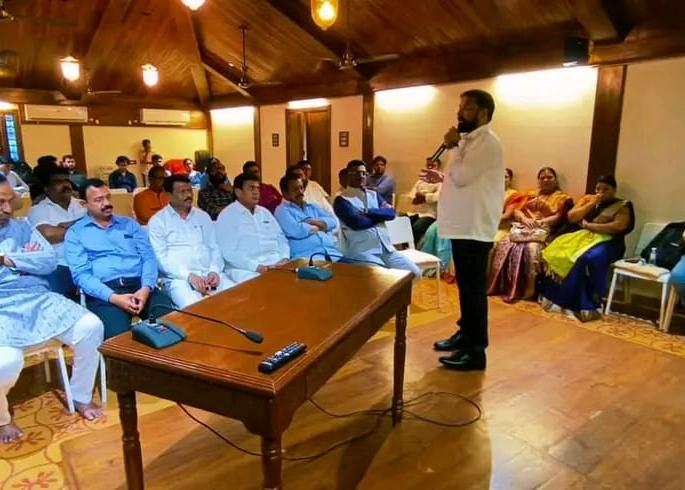 Secret meeting of Shiv Sena in Thane! Claimed Thane, Kalyan and Bhiwandi Lok Sabha | ठाण्यात शिवसेनेची गुप्त बैठक! ठाणे, कल्याण आणि भिवंडी लोकसभेवर केला दावा Secret meeting of Shiv Sena in Thane! Claimed Thane, Kalyan and Bhiwandi Lok Sabha | ठाण्यात शिवसेनेची गुप्त बैठक! ठाणे, कल्याण आणि भिवंडी लोकसभेवर केला दावा