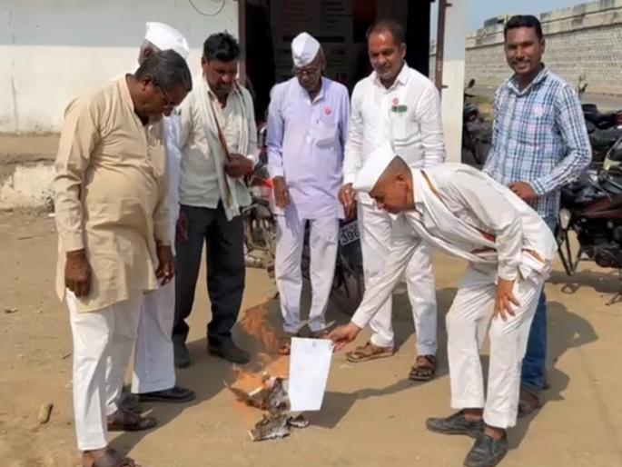 'Decision to ban ethanol production from sugarcane is Tughalaki'; the Center's Ordinance Holi by Swabhimani | 'उसापासून इथेनॉलनिर्मिती बंदीचा निर्णय तुघलकी'; केंद्राच्या अध्यादेशाची स्वाभिमानीकडून होळी 'Decision to ban ethanol production from sugarcane is Tughalaki'; the Center's Ordinance Holi by Swabhimani | 'उसापासून इथेनॉलनिर्मिती बंदीचा निर्णय तुघलकी'; केंद्राच्या अध्यादेशाची स्वाभिमानीकडून होळी