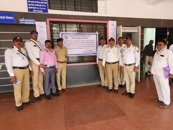 7 lakh fine to be paid by vehicle owners in Lok Adalat, Beed | बीडच्या लोक अदालतमध्ये वाहनधारकांनी भरला पावणे सात लाखांचा दंड 7 lakh fine to be paid by vehicle owners in Lok Adalat, Beed | बीडच्या लोक अदालतमध्ये वाहनधारकांनी भरला पावणे सात लाखांचा दंड