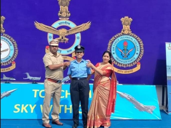 ACP Khandekar's daughter became a flying officer | आकर्षण वडिलांच्या वर्दीचे, मिळविला वायुसेनेचा युनिफार्म ACP Khandekar's daughter became a flying officer | आकर्षण वडिलांच्या वर्दीचे, मिळविला वायुसेनेचा युनिफार्म