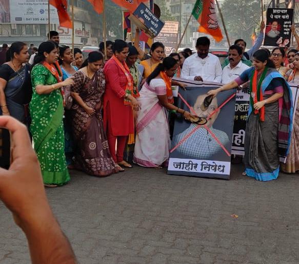 BJP tarnished the image of corrupt Congress MP Dheeraj Sahu | भाजपने भ्रष्टाचारी काँग्रेस खासदार धीरज साहूंच्या प्रतिमेला हाणले जोडे BJP tarnished the image of corrupt Congress MP Dheeraj Sahu | भाजपने भ्रष्टाचारी काँग्रेस खासदार धीरज साहूंच्या प्रतिमेला हाणले जोडे