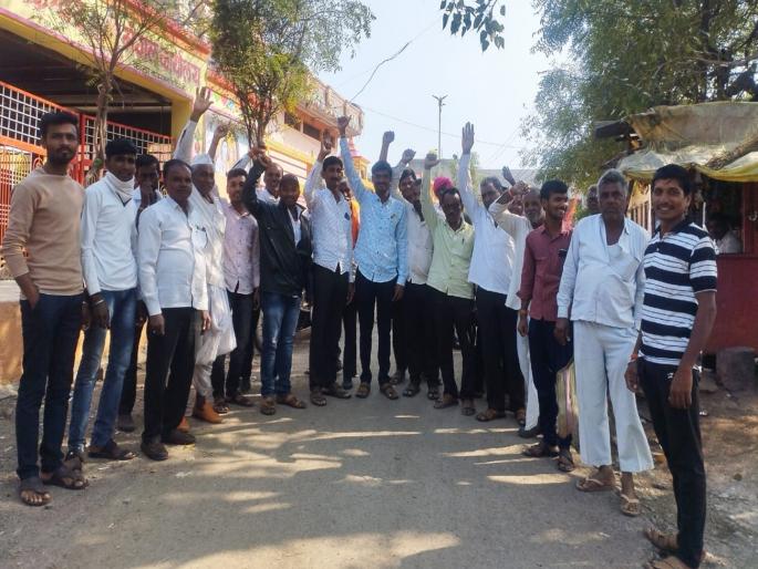 The government's development Bharat Sankalp Yatra was blocked at the gate by Kautha villagers | ‘एक मराठा लाख मराठा’; शासनाची विकसित भारत संकल्प यात्रा ग्रामस्थांनी वेशीवरच रोखली