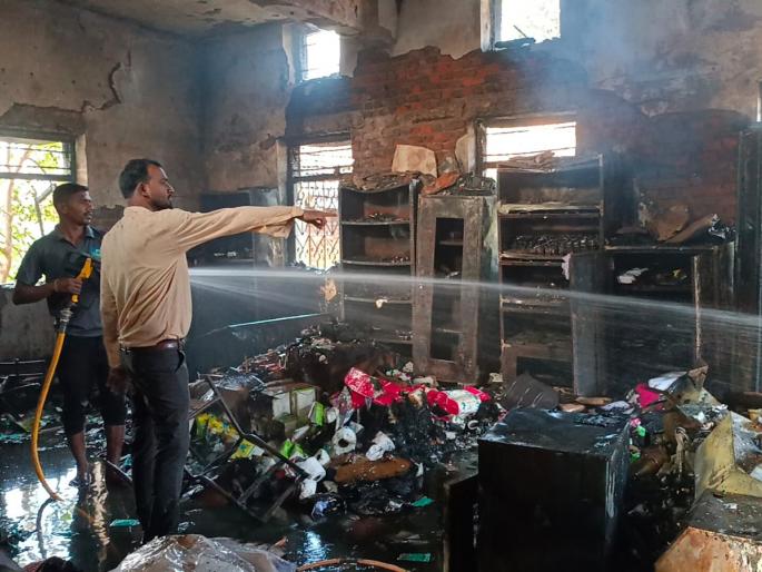 Medicine stock in Bhamragarh hospital got burnt, fire started due to short circuit | भामरागड रुग्णालयातील औषधसाठा जळून खाक, शॉर्टसर्किटमुळे लागली आग Medicine stock in Bhamragarh hospital got burnt, fire started due to short circuit | भामरागड रुग्णालयातील औषधसाठा जळून खाक, शॉर्टसर्किटमुळे लागली आग