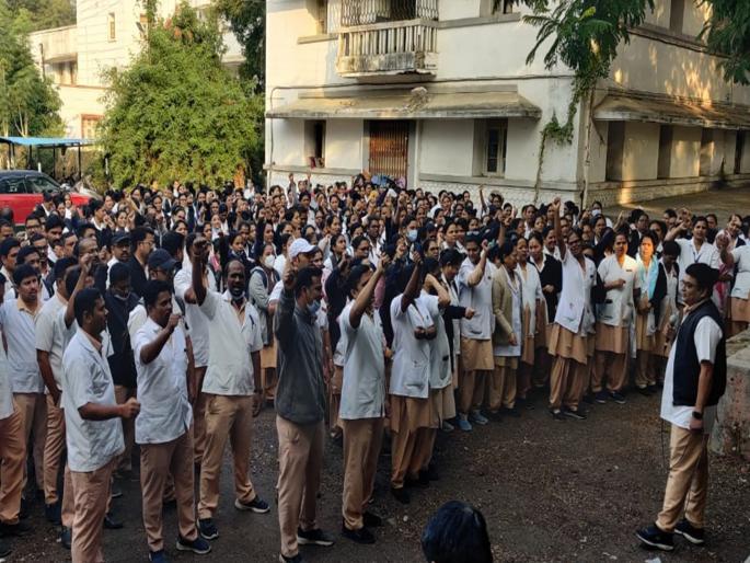 Ghati, district hospital nurses on strike; patients facing trouble | घाटी, जिल्हा रुग्णालयातील परिचारिका संपावर; रुग्णांचे हाल Ghati, district hospital nurses on strike; patients facing trouble | घाटी, जिल्हा रुग्णालयातील परिचारिका संपावर; रुग्णांचे हाल