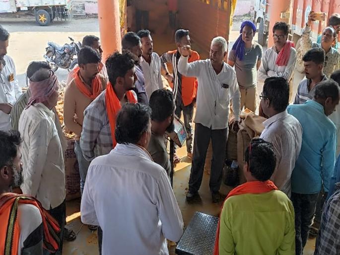 Measure sin in the market yard! A pinch of turmeric measured on 2 forks; There was a difference of two and a half kilos! | मार्केट यार्डात मापात पाप! हळदीचा कट्टा २ काट्यांवर मोजला; अडीच किलोचा फरक आला! Measure sin in the market yard! A pinch of turmeric measured on 2 forks; There was a difference of two and a half kilos! | मार्केट यार्डात मापात पाप! हळदीचा कट्टा २ काट्यांवर मोजला; अडीच किलोचा फरक आला!