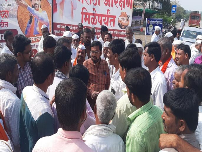 Mulukwadikar sent back the central government's yatra from the gate itself | मुळूकवाडीकरांनी केंद्र सरकारची यात्रा वेशीवरूनच परत पाठवली Mulukwadikar sent back the central government's yatra from the gate itself | मुळूकवाडीकरांनी केंद्र सरकारची यात्रा वेशीवरूनच परत पाठवली