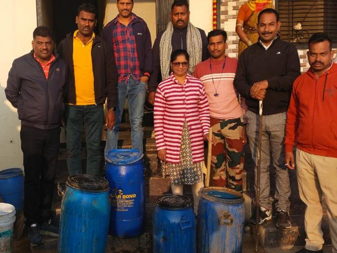 Police raided five places; Hundreds of liters of hand furnaces, chemicals seized | पोलिसांचा पाच ठिकाणी छापा; शेकडो लिटर हातभट्टी, रसायन जप्त Police raided five places; Hundreds of liters of hand furnaces, chemicals seized | पोलिसांचा पाच ठिकाणी छापा; शेकडो लिटर हातभट्टी, रसायन जप्त