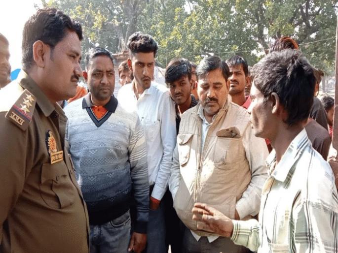 kaushambi news man carried grandson dead body to police post to seek justice | हृदयद्रावक! नातवाचा मृतदेह खांद्यावर उचलून आजोबांनी न्याय मागण्यासाठी गाठलं पोलीस स्टेशन kaushambi news man carried grandson dead body to police post to seek justice | हृदयद्रावक! नातवाचा मृतदेह खांद्यावर उचलून आजोबांनी न्याय मागण्यासाठी गाठलं पोलीस स्टेशन