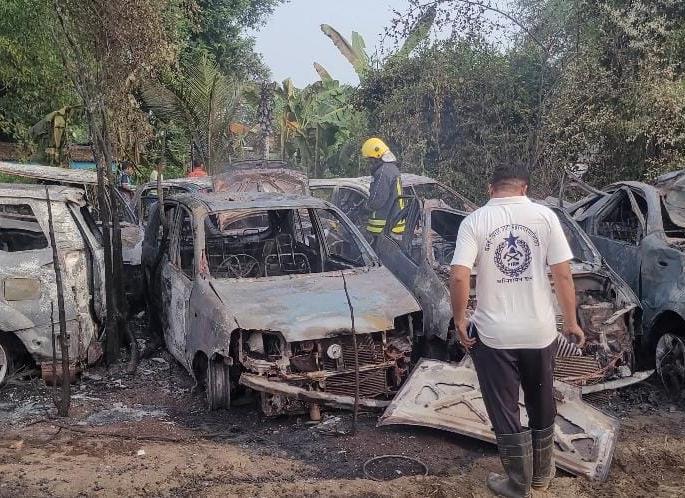 Arnala police station's impounded vehicles caught fire | अर्नाळा पोलीस ठाण्याच्या जप्त वाहनांना भीषण आग Arnala police station's impounded vehicles caught fire | अर्नाळा पोलीस ठाण्याच्या जप्त वाहनांना भीषण आग