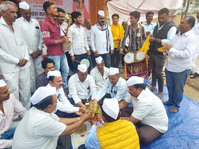 In Kopargaon, the entire Maratha community filled the government's tank | कोपरगावात सकल मराठा समाजाने सरकारची तळी भरली In Kopargaon, the entire Maratha community filled the government's tank | कोपरगावात सकल मराठा समाजाने सरकारची तळी भरली