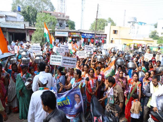 The women held the Bhokardan municipality officials on the line during the Handa Morcha | महिलांनी हंडा मोर्चातून भोकरदन नगरपालिका अधिकाऱ्यांना धरले धारेवर The women held the Bhokardan municipality officials on the line during the Handa Morcha | महिलांनी हंडा मोर्चातून भोकरदन नगरपालिका अधिकाऱ्यांना धरले धारेवर