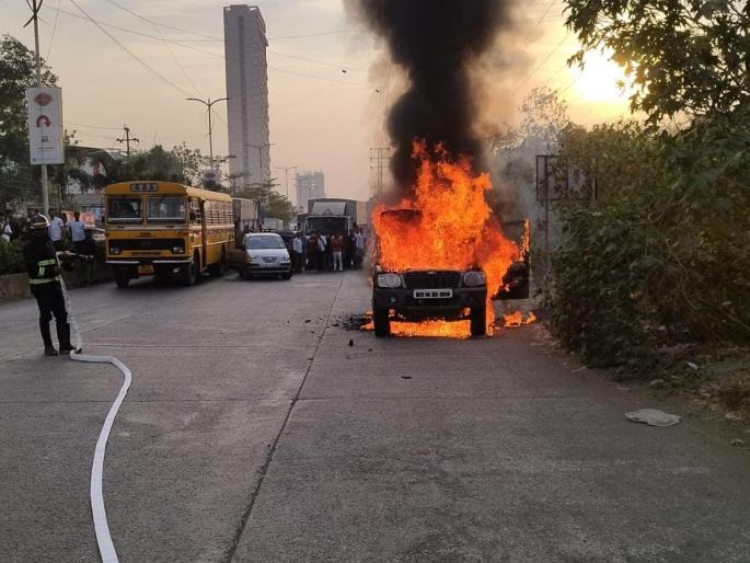 A jeep running in Dombivli suddenly caught fire, causing huge damage in the fire | डोंबिवलीत धावत्या जीपने अचानक घेतला पेट, आगीत मोठे नुकसान