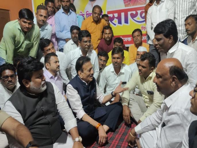Rest assured, OBC reservation will not suffer; Minister Girish Mahajan's interaction with chain hunger strikers | ओबीसी आरक्षणाला धक्का लागणार नाही, निश्चिंत रहा; महाजन यांचा साखळी उपोषणकर्त्यांशी संवाद Rest assured, OBC reservation will not suffer; Minister Girish Mahajan's interaction with chain hunger strikers | ओबीसी आरक्षणाला धक्का लागणार नाही, निश्चिंत रहा; महाजन यांचा साखळी उपोषणकर्त्यांशी संवाद