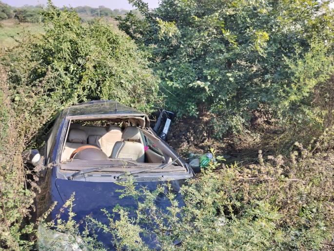 The speeding car overturned when the driver lost control; The woman died on the spot, two were seriously injured | चालकाचे नियंत्रण सुटल्याने भरधाव कार उलटली; महिलेचा जागीच मृत्यू, दोघे गंभीर जखमी  The speeding car overturned when the driver lost control; The woman died on the spot, two were seriously injured | चालकाचे नियंत्रण सुटल्याने भरधाव कार उलटली; महिलेचा जागीच मृत्यू, दोघे गंभीर जखमी