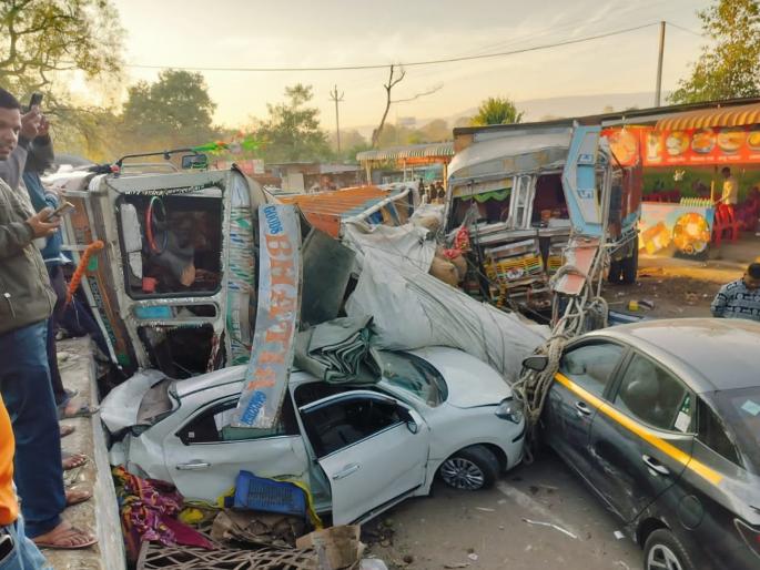 First two trucks collided; Later, three cars were crushed when the accident truck overturned | आधी दोन ट्रक धडकल्या; नंतर अपघातग्रस्त ट्रक उलटल्याने तीन कारचा चुराडा First two trucks collided; Later, three cars were crushed when the accident truck overturned | आधी दोन ट्रक धडकल्या; नंतर अपघातग्रस्त ट्रक उलटल्याने तीन कारचा चुराडा