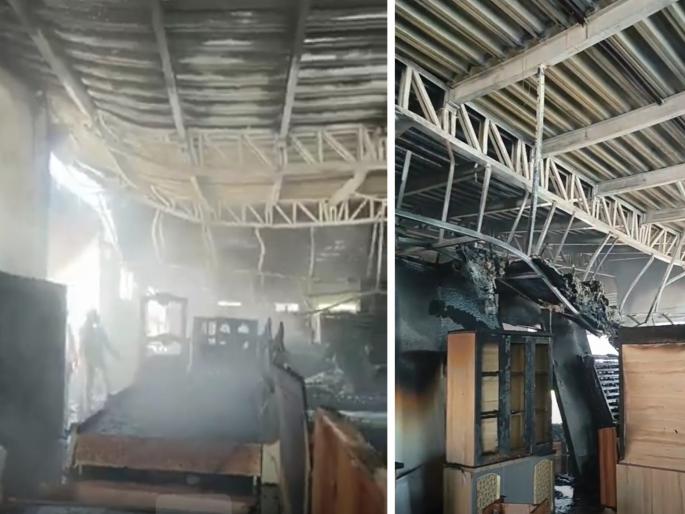 Sakolkar furniture fire in Latur MIDC; Billions of losses | लातूर एमआयडीसीत साकोळकर फर्निचरला आग; कोट्यवधीचे नुकसान Sakolkar furniture fire in Latur MIDC; Billions of losses | लातूर एमआयडीसीत साकोळकर फर्निचरला आग; कोट्यवधीचे नुकसान