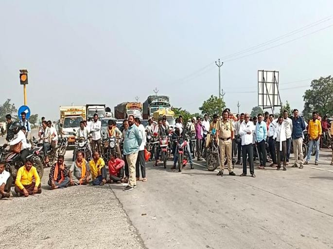 Chakkajam on Hingoli-Washim Highway; Motorists on the road against 'hit and run' | हिंगोली-वाशिम महामार्गावर ‘चक्काजाम; ‘हिट ॲण्ड रन’विरोधात वाहनचालक रस्त्यावर Chakkajam on Hingoli-Washim Highway; Motorists on the road against 'hit and run' | हिंगोली-वाशिम महामार्गावर ‘चक्काजाम; ‘हिट ॲण्ड रन’विरोधात वाहनचालक रस्त्यावर