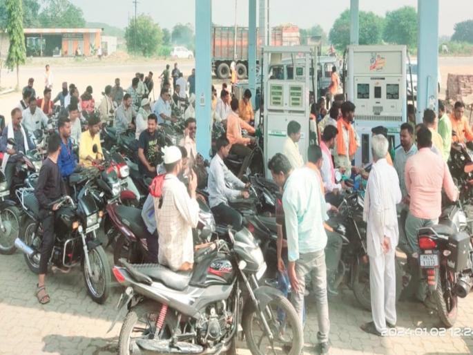Drivers rush! In Hingoli district, 15 out of 51 pumps are out of stock | वाहनचालकांची धावपळ! हिंगोली जिल्ह्यात ५१ पैकी १५ पंपांवर पेट्रोल, डिझेलचा ठणठणाट Drivers rush! In Hingoli district, 15 out of 51 pumps are out of stock | वाहनचालकांची धावपळ! हिंगोली जिल्ह्यात ५१ पैकी १५ पंपांवर पेट्रोल, डिझेलचा ठणठणाट
