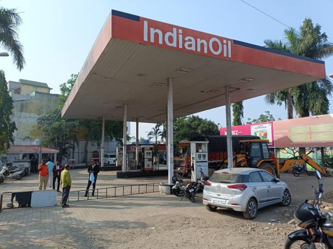 Sales of 8 lakh liters of fuel stopped at 175 petrol pumps in Latur districts | वाहनधारकांची तारांबळ, लातूर जिल्ह्यात १७५ पेट्रोलपंपांवरील ८ लाख लिटर इंधन विक्री ठप्प Sales of 8 lakh liters of fuel stopped at 175 petrol pumps in Latur districts | वाहनधारकांची तारांबळ, लातूर जिल्ह्यात १७५ पेट्रोलपंपांवरील ८ लाख लिटर इंधन विक्री ठप्प