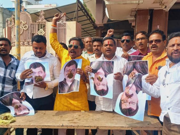 Throw dung on Jitendra Awada's image; Rage of Shramik Chava organization in Chhatrapati Sambhaji Nagar | जितेंद्र आव्हाडांच्या प्रतिमेवर शेण फेक; छत्रपती संभाजीनगरात सर्व पक्षीय निषेध आंदोलन Throw dung on Jitendra Awada's image; Rage of Shramik Chava organization in Chhatrapati Sambhaji Nagar | जितेंद्र आव्हाडांच्या प्रतिमेवर शेण फेक; छत्रपती संभाजीनगरात सर्व पक्षीय निषेध आंदोलन