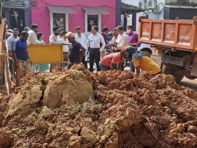 ... on the occasion of filing a complaint with the contract police, the mayor inspected the smart city works in Panaji. | ...तर प्रसंगी पोलिसात तक्रार दाखल करु, महापौरांनी घेतली पणजीतील स्मार्ट सिटी कामांची पाहणी ... on the occasion of filing a complaint with the contract police, the mayor inspected the smart city works in Panaji. | ...तर प्रसंगी पोलिसात तक्रार दाखल करु, महापौरांनी घेतली पणजीतील स्मार्ट सिटी कामांची पाहणी