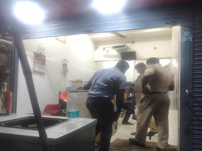 shocking ! While drinking tea with friends in a hotel, the youth was stabbed to death | खळबळजनक! हॉटेलमध्ये मित्रांसोबत चहा पित असताना तरुणास चाकूने भोसकले