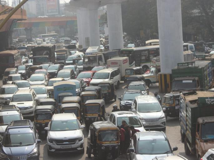 Due to traffic jam, Thanekar to Metakuti, it takes a quarter of an hour to cover a distance of five minutes | वाहतूक कोंडीने ठाणेकर मेटाकुटीला, पाच मिनिटांचे अंतर कापण्यासाठी लागतोय पाऊण तास Due to traffic jam, Thanekar to Metakuti, it takes a quarter of an hour to cover a distance of five minutes | वाहतूक कोंडीने ठाणेकर मेटाकुटीला, पाच मिनिटांचे अंतर कापण्यासाठी लागतोय पाऊण तास