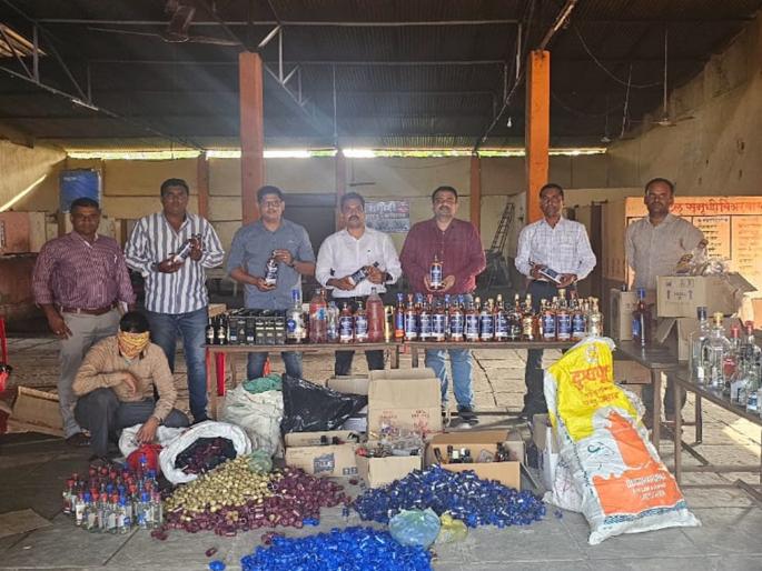 Goa liquor bottled and sold in bars; Assets worth lakhs seized | गोव्याची दारू बाटलीत भरून बारमध्ये विक्री; लाखोंचा मुद्देमाल जप्त Goa liquor bottled and sold in bars; Assets worth lakhs seized | गोव्याची दारू बाटलीत भरून बारमध्ये विक्री; लाखोंचा मुद्देमाल जप्त