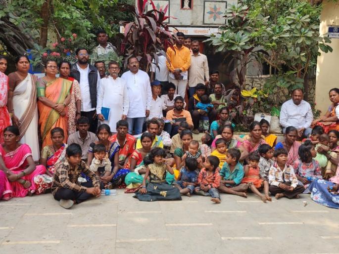 Rescue of 22 unemployed workers at brick kiln in Bhiwandi | भिवंडीत वीटभट्टीवरील २२ वेठबिगार मजुरांची सुटका Rescue of 22 unemployed workers at brick kiln in Bhiwandi | भिवंडीत वीटभट्टीवरील २२ वेठबिगार मजुरांची सुटका