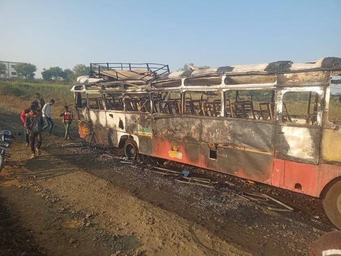 The bus caught fire suddenly; The driver-carrier, who was asleep inside, narrowly escaped | मुक्कामी बसने अचानक घेतला पेट; आतमध्ये झोपलेल्या चालक-वाहकाने खिडकीतून घेतली उडी The bus caught fire suddenly; The driver-carrier, who was asleep inside, narrowly escaped | मुक्कामी बसने अचानक घेतला पेट; आतमध्ये झोपलेल्या चालक-वाहकाने खिडकीतून घेतली उडी